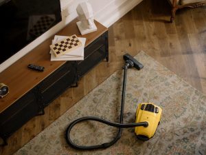 Jak skutecznie sprzątać dywany i wykładziny, aby utrzymać ich czystość?