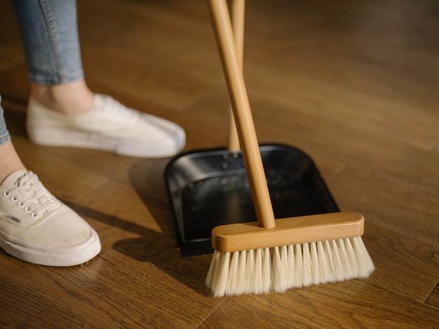 używanie środków czyszczących, aby utrzymać dom w czystości i dbać o środowisko