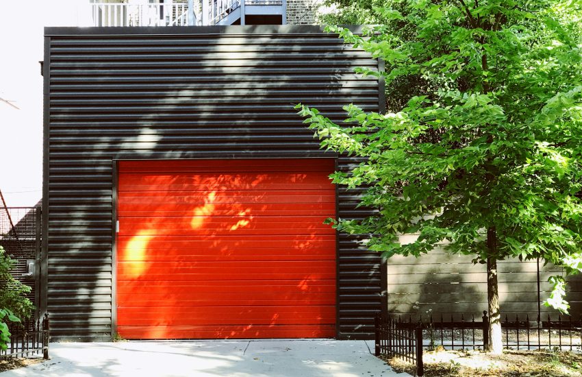 Pomarańczowa brama garażowa