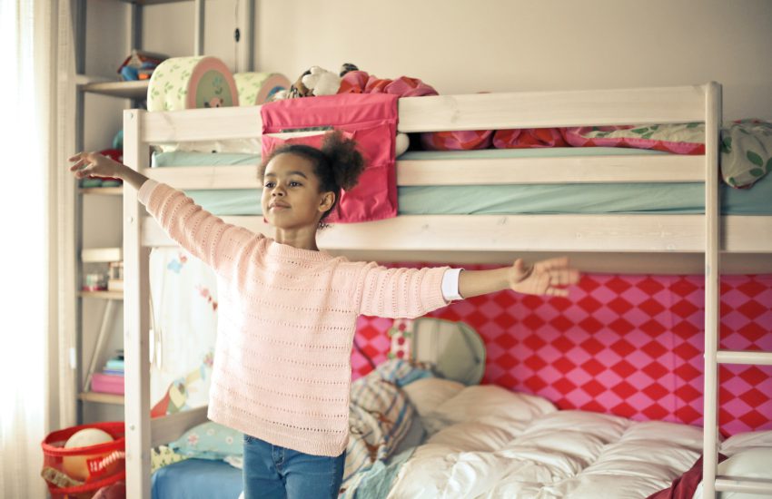 Odkryj zalety łóżek piętrowych dla dzieci! Nasza mała odkrywczyni cieszy się swoim nowym, przestronnym kącikiem do zabawy i snu.