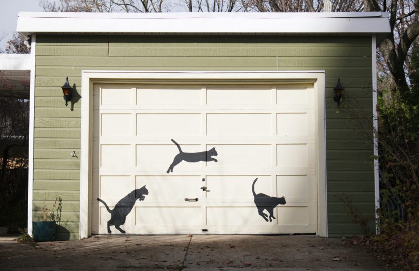 Brama garażowa z naklejonymi kotami