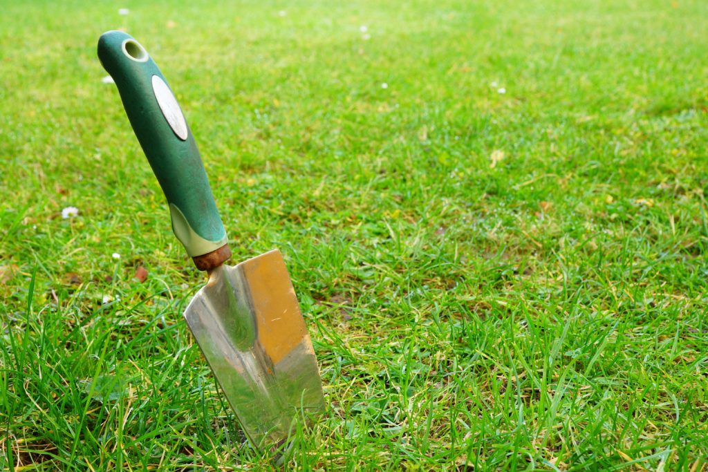 Wassergeführte Unkrautschutzlage für nachhaltige Gartenpflege