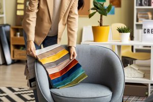 Wybór idealniej kolorystki przez dekoratora wnętrz, planowanie przestrzeni.