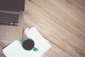 biurko z laptopem i kubkiem