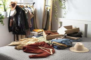 Bałagan w pokoju to częsty widok przed declutteringiem. W Krakowie rośnie zapotrzebowanie na pomoc w odzyskaniu przestrzeni.