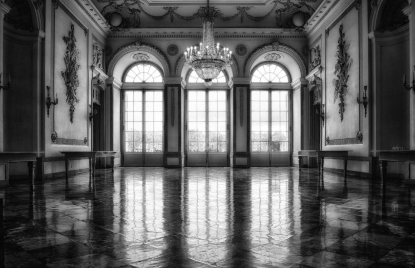 Salon: „Czy warto postawić na salon z dużymi przeszkleniami? Plusy i minusy”