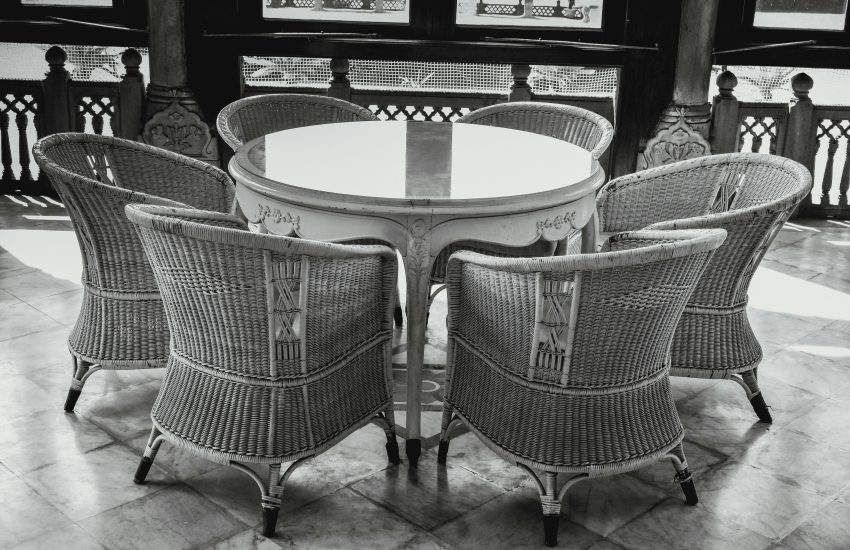 czarno-białe zdjęcia krzeseł lat 60tych