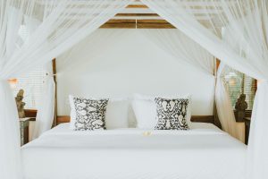 zdjęcie wnętrza pokoju z podwójnym łóżkiem