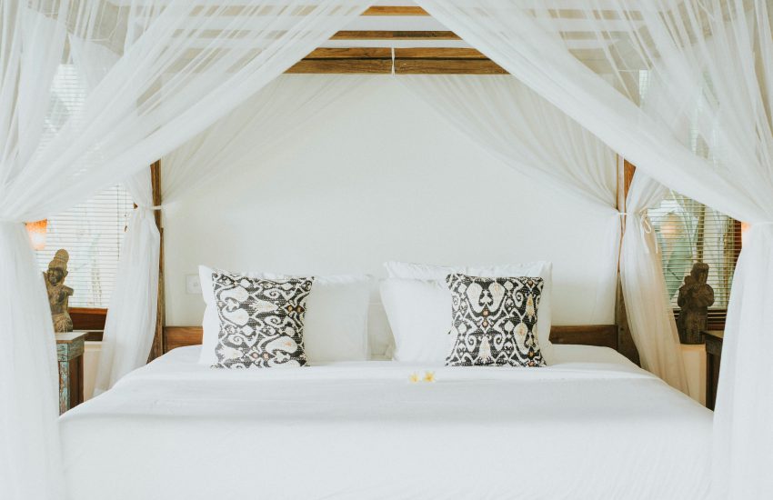 zdjęcie wnętrza pokoju z podwójnym łóżkiem