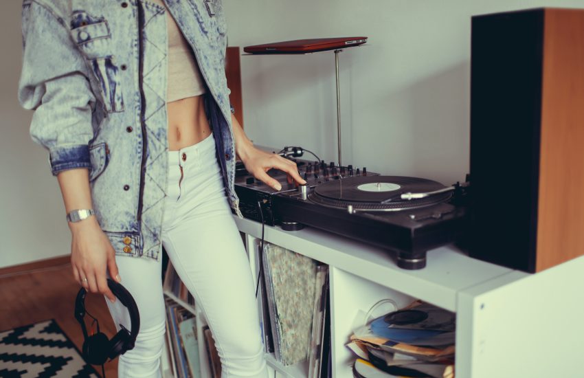 Komody an vinyle z gramofonem oraz kolekcją płyt w stylowym wnętrzu