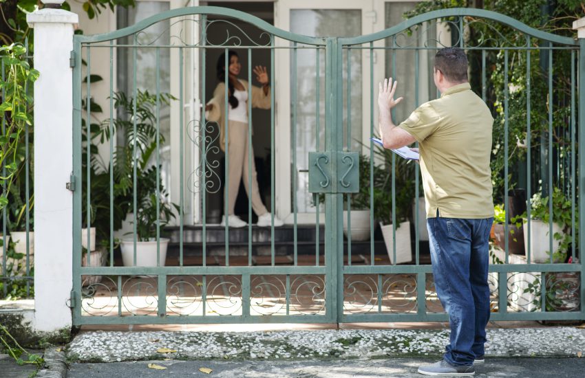 Napęd do bramy dwuskrzydłowej FAAC przydomowa instalacja przy wejściu na posesję