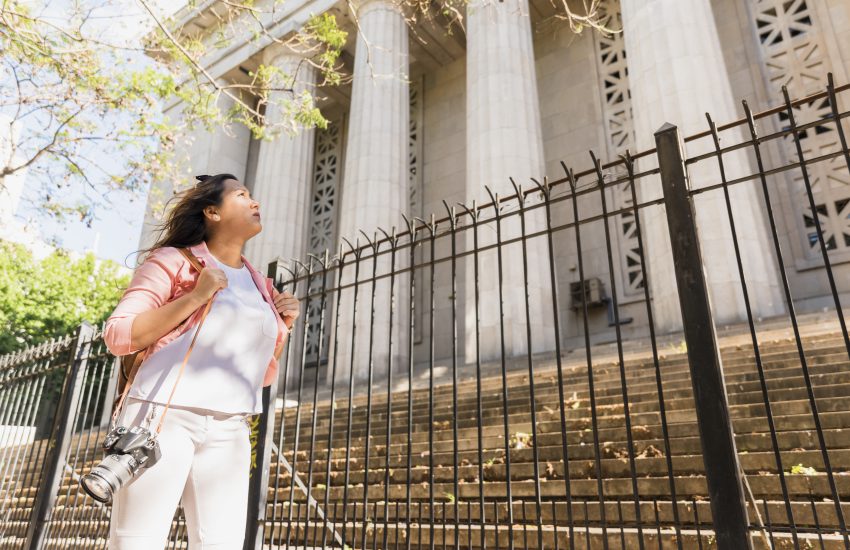 Napęd do bramy przesuwnej FAAC przy nowoczesnym ogrodzeniu posesji miejskiej
