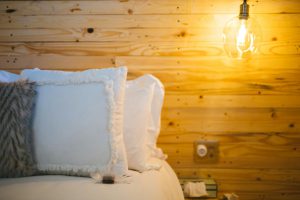 zdjęcie drewnianego łóżka