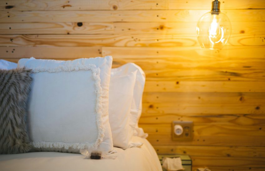 zdjęcie drewnianego łóżka