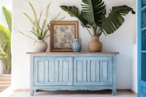 Komoda w kolorze błękitnym w nowoczesnym wnętrzu z roślinami i dekoracjami
