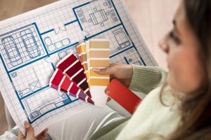 kobieta wybierająca kolor ścian do salonu - projekt wnętrza salon