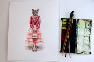 Obraz przedstawia akwarelowy portret kota ubranego w elegancki, różowy strój – marynarkę i warstwową sukienkę