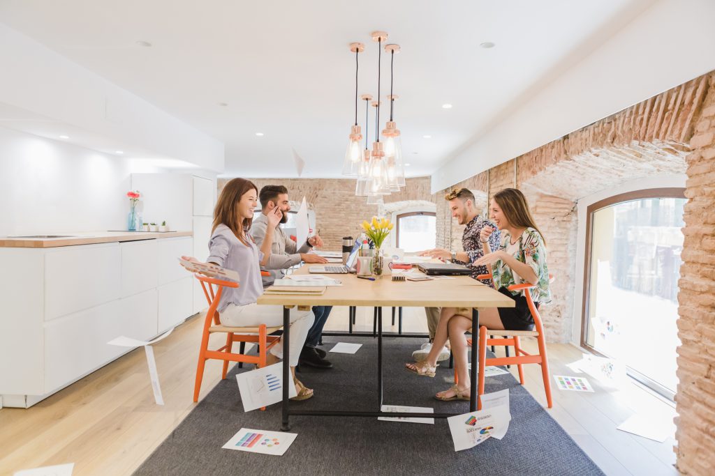 ludzie siedzący w jadalni - projekty jadalni 