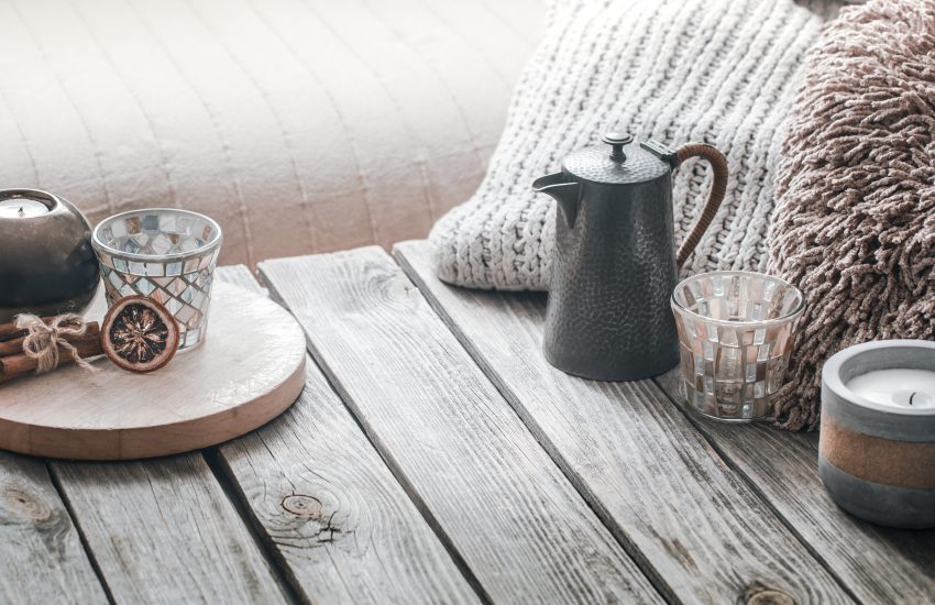 aranżacja rzeczy na drewnianym stoliku -stolik kawowy vintage